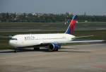 Delta Airlines B 767-332(ER)N1602 am 21.04.2011 auf dem Flughafen Berlin-Tegel