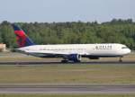 Delta Airlines B 767-332(ER) N16065 nach der Landung in Berlin-Tegel am 01.05.2011 
