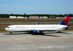 Delta Airlines B 767-332(ER) N178DN auf dem Weg zum Start in Berlin-Tegel am 02.06.2011
