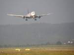 Pnktlich gegen 9 Uhr morgens schwebt eine Delta Airlines Boeing 767 in Stuttgart aus Atlanta ein. (30.08.2008)