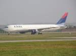 Eine Delta Boeing 767 auf dem Rollfeld in Stuttgart nach der Landung aus Atlanta am Morgen des 30.08.2008.