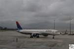 Delta Airlines Boing 757-200 mit der Kennung N673DL beim rollen auf die Parkposition an einen regnerischen Samstag in Miami, den 4.