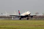 Delta Air Lines N805NW bei der Landung in Amsterdam 1.11.2014