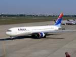 Delta B 767-33(ER) N16065 am 23.09.2006 auf dem Flughafen Berlin-Tegel