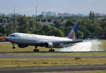 United Airlines, Boeing B 767-322(ER), N674UA, TXL, 08.06.2019