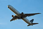 United Airlines, Boeing B 767-424(ER), N76055, TXL, 20.12.2019