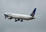 United Airlines, Boeing B 767-424(ER), N67052, BER, 19.08.2022