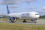 United Airlines Boeing 777-322ER N2250U rollt zum Terminal in Frankfurt 13.6.2026