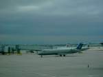 CRJ der United rollt zu seiner Parkposition in Chicago.(Oktober 2006)
