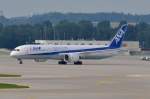 JA871A All Nippon Airways Boeing 787-9 Dreamliner  zum Gate in München am 11.09.2015