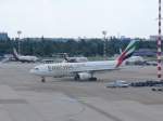 Und nocheinmal von Nahem. Die Maschine der Fluggesellschaft Emirates, die gerade aus Dubai (-> Nairobi) ankam, rollt nun zum Gate B 09 des Dsseldorfer Flughafen.