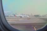 Eine Boeing der Amirates am Flughafen Dubai. Die Aufnahme entstand am 05.11.11 aus dem EK 046 nach Fankfurt.