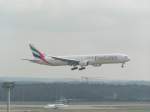 Emirates Boeing 777-21H(ER)mit der Registrierung A6-EMI beim Landeanflug des Flughafen Frankfurt.