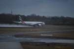 Eine Boeing 777-300 von Emirates startet in Hamburg. (08.03.09)
