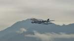 A380-841 von Singapore Airline mit der Kennung 9V-SKJ am 31.03.2014 beim abheben von Hongkonger Airport