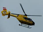 Helicopter EC 135 T1 (ADAC-OEAMTC) mit Kennung OE-XEF; befindet sich im Landeanflug auf das Krankenhaus Ried i.I.; 200505