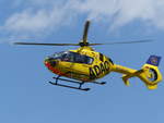 Der ADAC Rettungshubschrauber Christoph 46, D-HLGB, Eurpcopter EC 135 P2 vor der Landung in Gera (EDAJ) am 30.5.2019