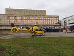 ADAC Luftrettung, Christoph 46 aus Zwickau, Airbus H 135, D-HXCC beim Einsatz vor dem Kultur-und Kongresszentrum in Gera am 8.10.2025