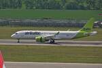 YL-ABB, Airbus A220-300, von Air Baltic, ist soeben auf dem Flughafen in Wien gelandet. 04.05.2026