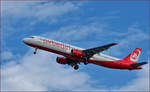 AirBerlin OE-LCE, Airbus A321-211 bei Trainingsflug auf Maribor Flughafen MBX.