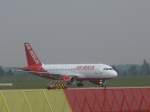 Ein gerade eben gelandeter Airberlin-A319 folgt dem Follow-me-Bus zur Parkposition auf dem Vorfeld des Flughafens Karlsruhe/Baden-Baden  (08.05.2010)