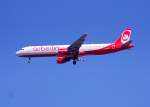 Air Berlin mit Airbus A321-211 D-ALSB beim landanflug zum Flughafen Berlin-Tegel, 24.06.08.