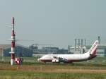 Eine Maschine der Air Berlin am 30.07.2008 kurz nach der Landung am Airport HH. 