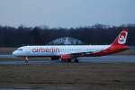 Der Airbus A321 D-ABCA der Air Berlin rollt von der Runway zum Terminal in Hamburg Fuhlsbttel.Aufgenommen am 03.03.09