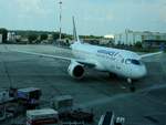 Airbus A220-300, Kennung: F-HZUO von Air-France konnte im Flughafen Bucarest durch die Glasscheibe vom Terminal beobachtet werden; 230706 