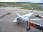 Ein Airbus von Air France steht zum Einstieg bereit am Dsseldorfer Flughafen.