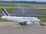 Ein Airbus von Air France wird hier auf die perfekte Position zum Rollen zur Startbahn gestellt.