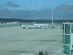 Auf dem Vorfeld in Porto warten eine Portugalia und eine Air France EMR 135