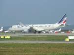 Ein AirFrance Embraer 190 auf dem Rollfeld in Stuttgart nach dessen Landung am 30.08.2008.