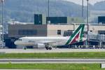 Alitalia A319-112 EI-IMI rollt am 15.9.18 Richtung Startbahn in Zürich