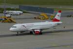 OE-LBY Airbus A 320–214 der Austrian Airlines, ist nach der Landung über das Rollfeld zu ihr Gate unterwegs.