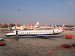 5.Februar 2005, Madrid Barajas. Ein Embraer ERJ-145 der British Airways in der Parkposition, umringt von vielen Iberia Maschinen...