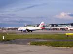 Ein Jet der British Airways beim Take Off in Hamburg am 16.04.08
