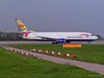 British Airways, G-DOCE, Boeing B737-436 rollt am 11.05.2004 in London-Gatwick (LGW) zum Start auf 08R.