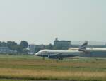 Boeing 737 der British Airways auf dem Rollfeld in HH-Fuhlsbttel. Sommer 2008