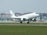 Ein schneeweisser Embraer 170 der Cirrus Airlines beim Start in Stuttgart am 29.08.2008.