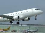 Ein Embraer 170 der Cirrus Airlines beim Start in Stuttgart am 29.08.2008.