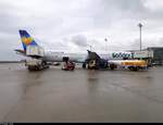 Ein Airbus A321-200 (D-AIAA | 1607) von Condor steht im Flughafen Leipzig/Halle während der Beladung und Betankung.