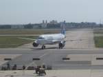 Ein Condor-Airbus A320 rollt nach der Landung in Berlin-Schönefeld zum Terminal 