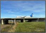 Eine Condor A320-200 auf der Rollbrücke West in Leipzig/Halle rollt zur Startbahn Nord, 09.10.06