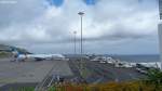 Auf der Besucherterasse vom Flughafen Funchal (FNC) auf Madeira mit D-ABOG | Boeing 757-300 (CONDOR / Thomas Cook) und dahinter die Ostspitze der Insel im Hindergrund (06.03.2014)
