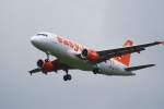 Der Easyjet Airbus A319 mit der Werkskennung D-AVXC im Endanflug auf Airbus Finkenwerder am 18.05.10