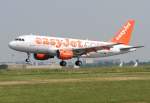 Easyjet A 319-111 G-EZEK kurz vor der Landung in Berlin-Schnefeld am 10.06.2010
