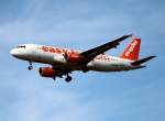 Easyjet A 320-214 G-EZUT bei der Landung in Berlin-Schnefeld am 10.09.2012