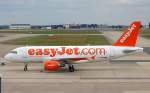 Hier ein Airbus A319-111 G-EZBE der Billigfluggesellschaft easyJet
der im Jahr 1995 in Grossbritannien gegrndeten Fluggesellschaft auf dem Weg zur Parkposition, 19.07.08 Flughafen Berlin-Schnefeld.