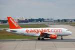 easyJet mit Airbus A319-111 G-EZAC auf dem Weg zur Startbahn am Flughafen Berlin-Schnefeld, 19.07.08.